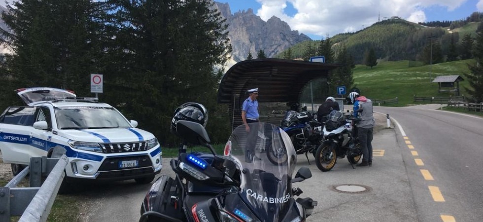 Controlli sui passi: multata una moto su tre